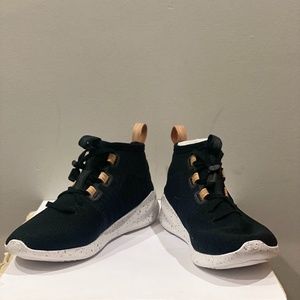 New Balance 8.5 Women Sneakers